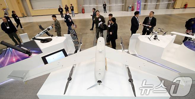 26일 부산 해운대구 벡스코 제1전시장에서 열린 'DSK 2025(드론쇼코리아)'에서 관람객들이 유콘시스템 부스에 전시된 장거리정찰용 무인항공기 등 다양한 드론을 살펴보고 있다. 오는 28일까지 열리는 이번 행사에는 역대 최대인 15개국, 306개 사가 1130 부스 규모로 참가하는 전시회와 콘퍼런스, 다양한 체험 이벤트 등으로 구성된다. 2025.2.26/뉴스1 ⓒ News1 윤일지 기자