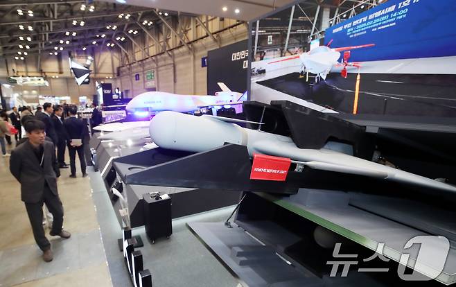 26일 부산 해운대구 벡스코 제1전시장에서 열린 'DSK 2025(드론쇼코리아)'에서 관람객들이 대한항공 부스에 전시된 소형 자폭 무인기 등 다양한 드론을 살펴보고 있다. 오는 28일까지 열리는 이번 행사에는 역대 최대인 15개국, 306개 사가 1130 부스 규모로 참가하는 전시회와 콘퍼런스, 다양한 체험 이벤트 등으로 구성된다. 2025.2.26/뉴스1 ⓒ News1 윤일지 기자