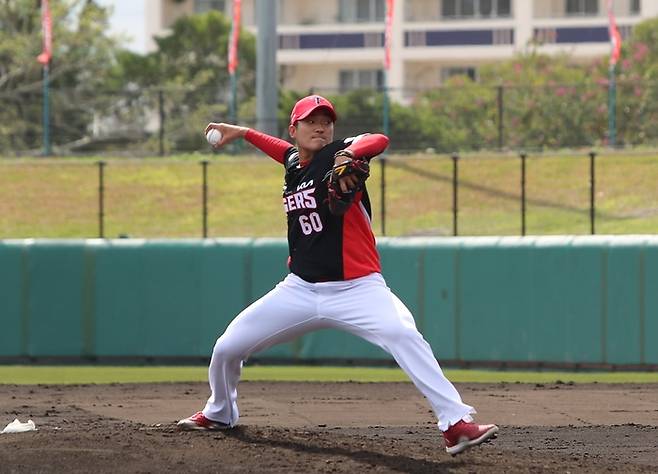 KIA 김도현이 22일 일본 오키나와 고자신킨 구장에서 열린 2025 스프링캠프 연습경기 히로시마전에 두 번째 투수로 올라와 역투하고 있다. 사진 | KIA 타이거즈
