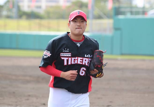 KIA 김도현이 22일 일본 오키나와 고자신킨 구장에서 열린 2025 스프링캠프 연습경기 히로시마전에서 이닝을 마친 후 더그아웃으로 내려오고 있다. 사진 | KIA 타이거즈