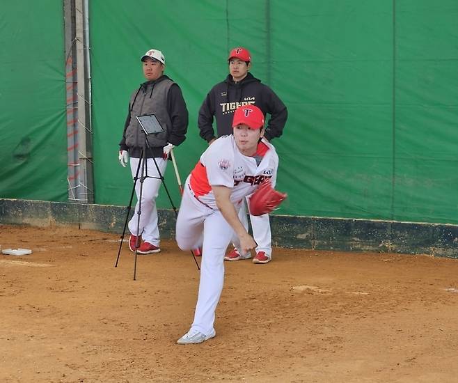 KIA 황동하가 23일 일본 오키나와 이시카와 구장에서 불펜피칭을 하고 있다. 오키나와 | 김동영 기자 raining99@sportsseoul.com