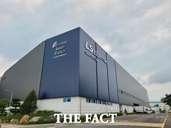 LS일렉트릭이 최근 자사 북미 투자법인 LSE인베스트먼트 출자를 통해 삼성물산 상사 부문의 신재생에너지 개발 미국법인이 개발 중인 500MW 규모의 BESS 프로젝트 추진을 위한 합작회사 에너크레스트를 설립했다고 26일 밝혔다. LS일렉트릭 청주스마트공장 전경. /LS