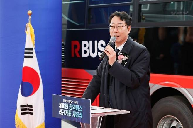 정명근 화성시장이 5101번 광역버스 개통식에서 인사말을 하고 있다. 화성시 제공