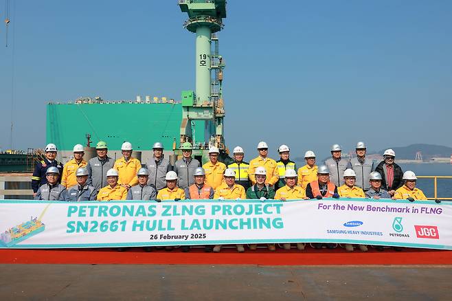 삼성중공업과 말레이시아 페트로나스, 일본  JGC 관계자들이 26일 열린 'PFLNG TIGA' 진수식에서 기념 촬영을 하고 있다./삼성중공업 제공