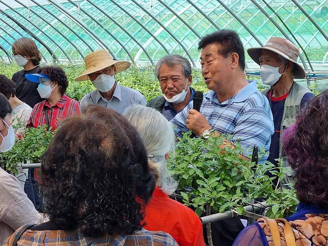 청양구기자연구회장을 맡고 있는 신춘식회장은 청양구기자 재배 선도농가로 청양구기자의 우수성과 발전 가능성을 현장에서 실증적으로 보여주면서 각종 구기자 재배기술의 개발과 실습포 운영 등으로 선진기술을 농가에 보급하고 있다.청양구기자연구회 제공