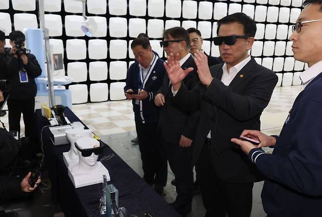 최상목 대통령 권한대행 부총리 겸 기획재정부 장관이 26일 충북 청주시 오송 첨단의료복합단지에서 시력장애 보조형 VR을 체험하고 있다. ⓒ연합뉴스