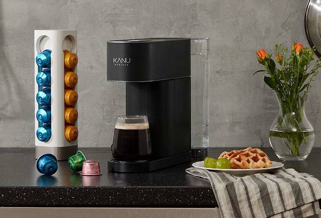 국내 캡슐커피 시장은 편리함과 가성비 등에 힘입어 꾸준히 성장하고 있다. 동서식품이 50여 년 커피 제조 기술력과 노하우를 담아 선보인 캡슐커피 ‘카누 바리스타’ 머신. 동서식품 제공