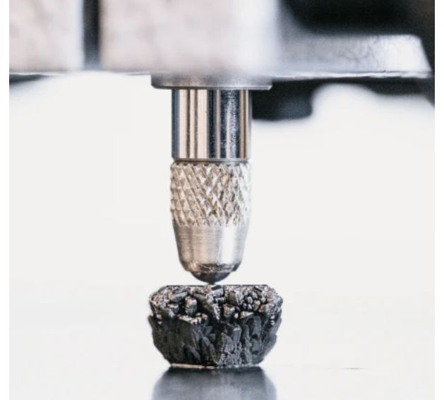 실험실에서 만든 다이아몬드를 다듬는 모습. 작은 탄소조각을 보석으로 쓸 다이아몬드로 키우는 데 2주 정도 시간이 걸린다. 이 과정에 상당한 전기가 소모되는데, 보통 1캐럿짜리 원형 다이어를 만드는 데 약 250KWh의 전력을 쓴다. 우리나라 1인 가구 한달 전력사용량과 비슷하다. 라이트박스 홈페이지