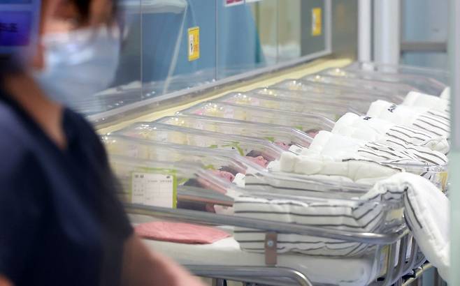 9년 만에 출생아와 합계출산율이 모두 증가했고, 지난해 혼인 증가율은 역대 최대를 기록했다. 통계청은 26일 지난해 출생아 수가 23만 8천 3백 명으로 1년 전보다 8천 3백 명 늘었다고 발표했다. 출생아 수가 증가한 것은 2015년 이후로 9년 만이다. 이날 인천 미추홀구 아인병원에서 간호사가 신생아들을 돌보고 있다. 2025.2.26/뉴스1