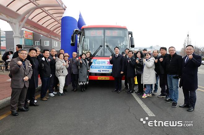 경기 화성시가 25일 남양읍 현대기아연구소 후문 앞에서 서울역으로 직행하는 광역버스 5101번의 개통식을 개최하고 기념 촬영했다.
