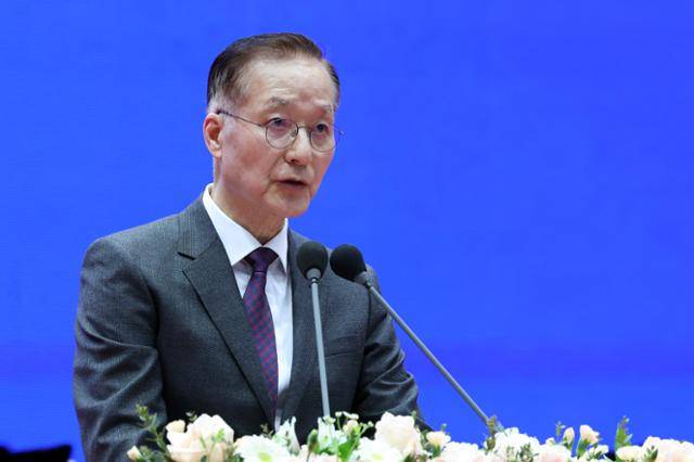 김인권 서울예스병원 원장이 26일 오후 서울 관악구 서울대학교에서 열린 제79회 학위수여식에서 축사를 하고 있다. 뉴스1