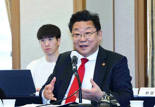주형환 저출산고령사회위원회 부위원장이 26일 서울 중구 한국프레스센터에서 열린 기자간담회에서 발언하고 있다. 뉴시스