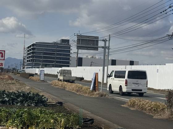 지난해 12월말 가동에 들어간 구마모토 TSMC 제1공장 바로 옆으로 제2공장을 건설하기 위해 토지 조성 공사가 진행 중이다. 제1 공장이 1.5배 규모에 달하는 제2공장은 오는 2027년 말 가동을 목표로 건설되며, 일본 정부로부터 7320억엔(약 6조9900억원)의 지원이 이뤄진다. 김현예 특파원