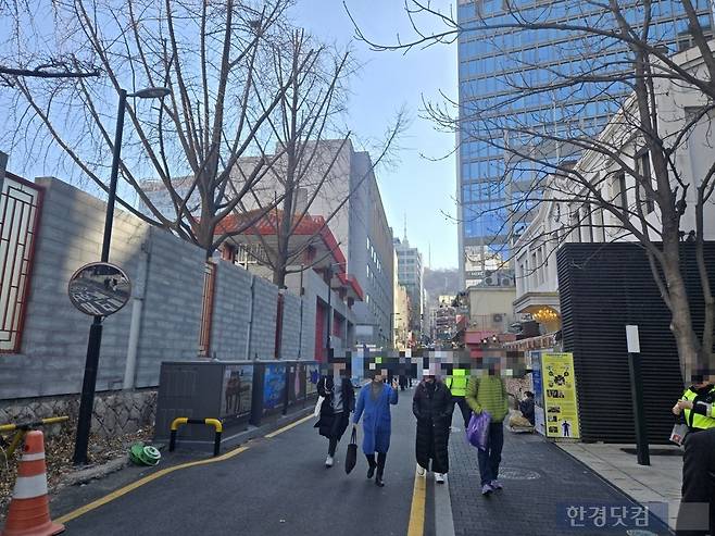 서울 중구 명동에 위치한 주한 중국 대사관 앞 거리 모습. 한때 중국인들로 붐비던 이 거리는 현재 중국인을 거의 찾아보기 쉽지 않았다. /사진=신현보 기자