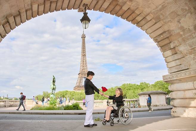 The newlywed couple on their honeymoon in Paris (Kim Hye-mi)