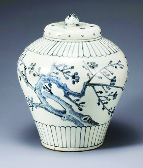 호림박물관이 서울 강남구 신사동 분관에서 국가 지정 문화유산과 서울시 지정 문화유산을 한꺼번에 선보이는 ‘호림명보’전을 한다. 사진은 1984년 국보가 된 ‘청화백자매죽문호’. 호림박물관 제공