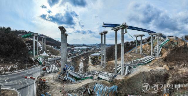 지난 25일 안성 서울세종고속도로에서 건설 현장에서 교각 붕괴 사고가 발생, 10명의 사상자가 발생했다. 사고 현장 모습. 윤원규기자
