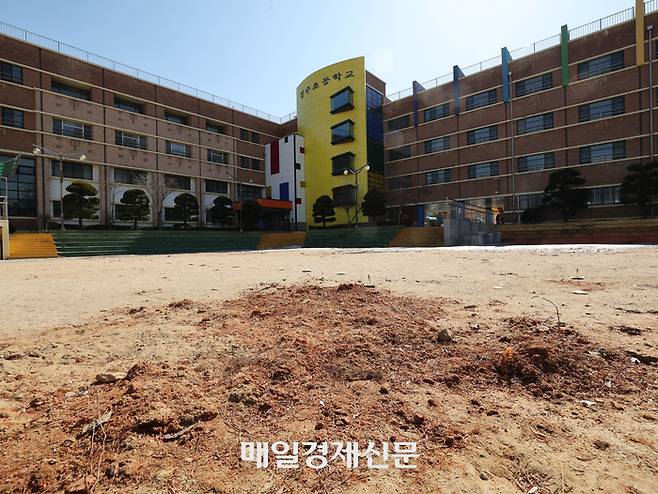 저출생으로 인한 학령 인구 감소로 올해 문을 닫는 초·중·고교가 전국에 49곳인 것으로 집계된 가운데 오전 올해 3월 1일자로 폐교를 앞둔 경기 안산시 상록구 경수초등학교가 비어있다.

폐교를 앞둔 전국 49곳 중 경기지역 학교는 성남 청솔중학교를 비롯해 여주 북내초등학교 운암분교, 화성 장명초등학교 장일분교, 안산 대남초등학교 풍도분교, 안산 경수초등학교, 포천 중리초등학교 등 6개교다. 2025.2.26[이충우기자]