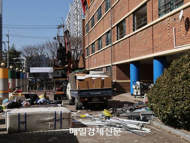 저출생으로 인한 학령 인구 감소로 올해 문을 닫는 초·중·고교가 전국에 49곳인 것으로 집계된 가운데 오전 올해 3월 1일자로 폐교를 앞둔 경기 안산시 상록구 경수초등학교가 비어있다.

폐교를 앞둔 전국 49곳 중 경기지역 학교는 성남 청솔중학교를 비롯해 여주 북내초등학교 운암분교, 화성 장명초등학교 장일분교, 안산 대남초등학교 풍도분교, 안산 경수초등학교, 포천 중리초등학교 등 6개교다. 2025.2.26[이충우기자]