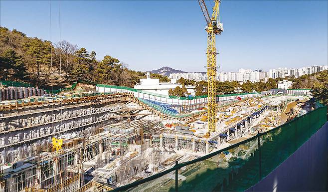 서울 동대문구 이문뉴타운3-2구역을 재개발한 ‘이문아이파크자이3단지’ 공사 현장. (윤관식 기자)