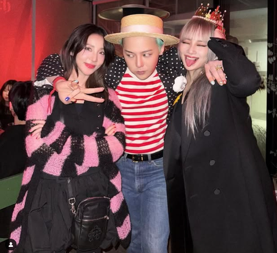 산다라박 씨엘은 지드래곤과 어깨동무한 사진을 공개했다.사진=산다라박 sns