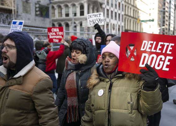 19일(현지시간) 미국 뉴욕시에서 열린 정보효율부(DOGE) 반대 시위 /AFPBBNews=뉴스1