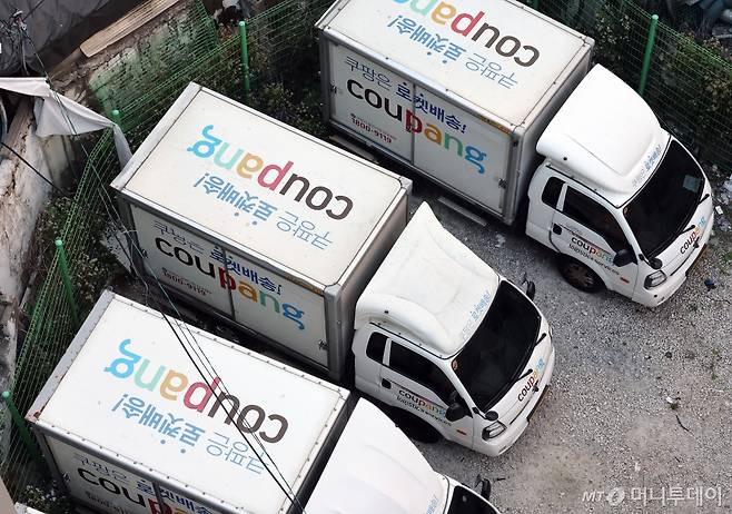 서울 시내의 주차장에 쿠팡 배송트럭이 주차돼 있다. /사진제공=뉴스1