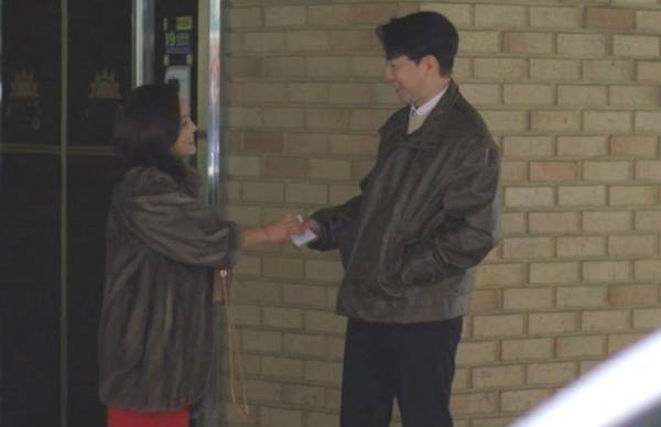 입주자 대표가 되기 위해 부녀회장과 불륜을 저지른 남편 때문에 아내가 충격을 받은 사연이 전해졌다. 사진은 방송에서 재연된 A씨 남편이 부녀회장과 돈을 주고 받는 모습. /사진=채널A '탐정들의 영업비밀' 캡처