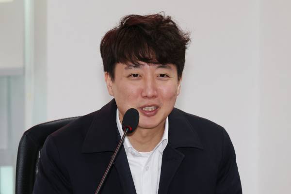 이준석 개혁신당 의원이 윤석열 대통령과 친해지고 싶다는 의사를 밝힌 가운데 허은아 전 대표가 분노했다. 사진은 이준석 개혁신당 의원이 제1차 당협위원장 간담회에서 인사말을 하는 모습. /사진=뉴스1