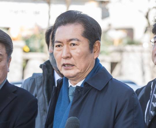 정청래 국회 탄핵소추위원장이 20일 서울 종로구 헌법재판소에서 열린 윤석열 대통령 탄핵심판 10차 변론기일에 출석해 입장을 밝히고 있다. 연합뉴스