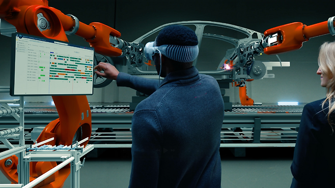 애플의 애플 비전 프로 착용 후 다쏘시스템 3DLive를 체험하는 모습. [다쏘시스템 제공]