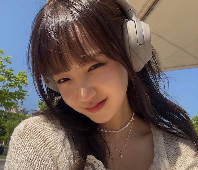 가수 최유정이 소니코리아의 헤드셋을 사용하고 있는 모습. [인스타그램 갈무리]