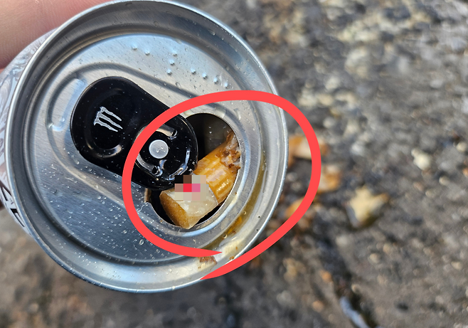 버려진 음료캔에 담배꽁초가 들어 있다. 김광우 기자.