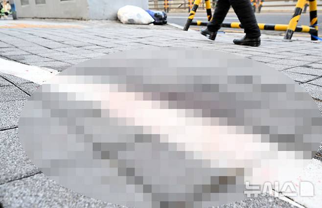 [광주=뉴시스] 김혜인 기자 = 흉기를 휘두른 피의자가 경찰 실탄을 맞고 숨진 26일 오전 사건이 발생한 광주 동구 금남로 한 인도에서 행인이 길을 지나고 있다. 2025.02.26. hyein0342@newsis.com