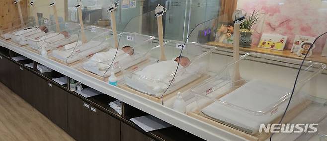 [안양=뉴시스] 김금보 기자 = 안양시내 한 산후조리원 신생아실. 2023.07.27. kgb@newsis.com