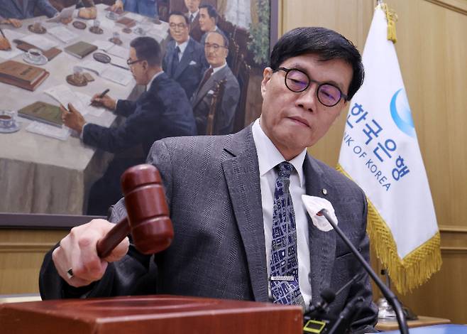 이창용 한국은행 총재가 25일 서울 중구 한국은행 본관에서 열린 금융통화위원회 본회의에서 의사봉을 두드리고 있다. 연합뉴스