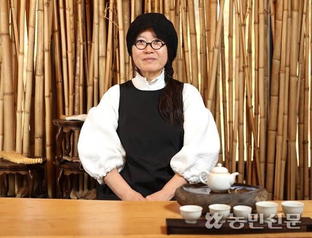 한복 디자이너, 보자기 아티스트 등 여러 수식어를 지닌 이효재씨는 5년 전 충북 괴산에 터를 잡았다. 대나무가 한쪽 벽면을 빼곡히 채운 다실에선 우리 전통 문화에 관한 강의를 진행한다.