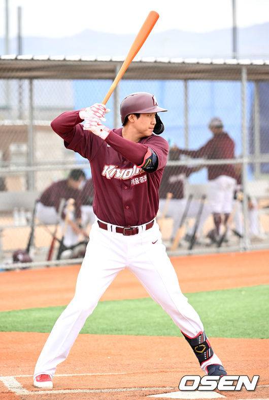 [OSEN=애리조나(미국), 이대선 기자] 키움 김동엽이 타격을 준비하고 있다. 2025.02.14 / sunday@osen.co.kr]