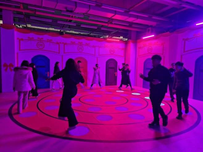 26일 서울 성동구 성수동 에스팩토리에 마련된 ‘오징어게임 : 더 익스피리언스’에서 프레스 프리뷰 참가자들이 시즌2에 등장한 ‘둥글게 둥글게’ 게임을 하고 있다. 김동환 기자