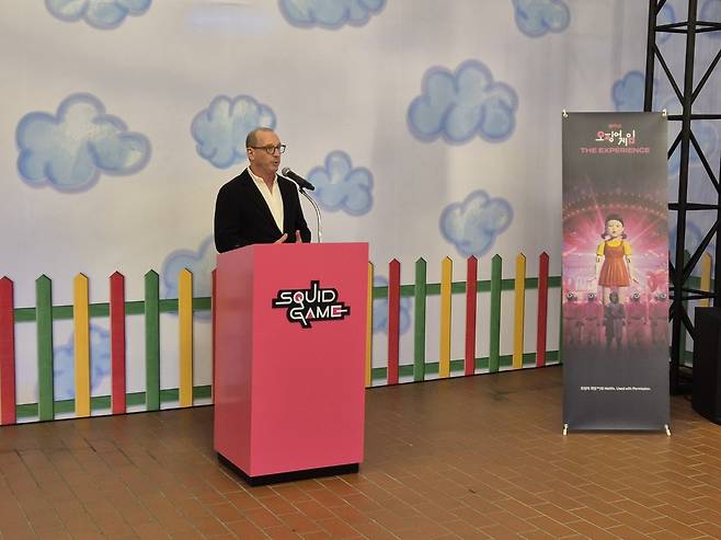 26일 서울 성동구 성수동 에스팩토리에 마련된 ‘오징어게임 : 더 익스피리언스’에서 프레스 프리뷰에서 그렉 롬바르도 넷플릭스 익스피리언스 부문 총괄이 콘텐츠에 관한 설명을 하고 있다. 김동환 기자