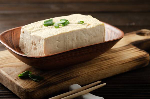 두부는 체중 조절에 효과적인 식품이다. 100g당 약 80kcal 정도로 낮은 칼로리를 가지고 있으며, 단백질과 식이섬유가 풍부해 포만감을 오래 지속시켜 준다.&nbsp;게티이미지뱅크