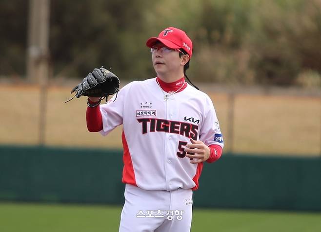 KIA 양현종이 지난 25일 일본 오키나와 스프링캠프에서 열린 한화와 연습경기에서 투구하고 있다. KIA 타이거즈 제공