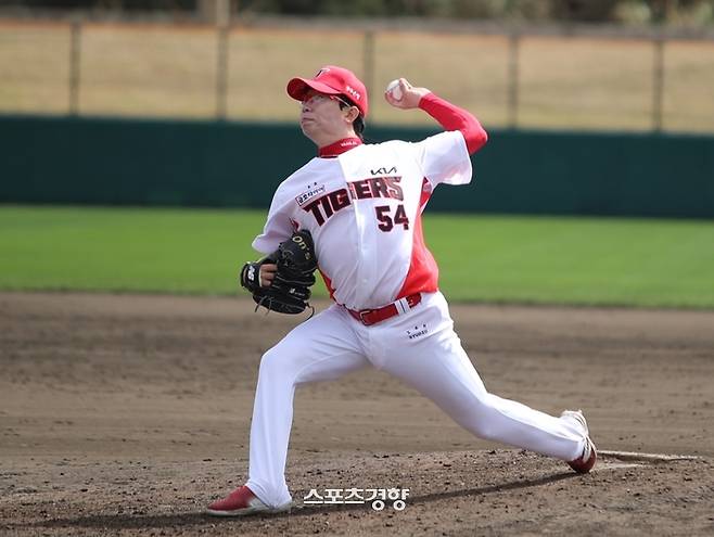 KIA 양현종이 25일 한화와 연습경기에서 투구하고 있다. KIA 타이거즈 제공