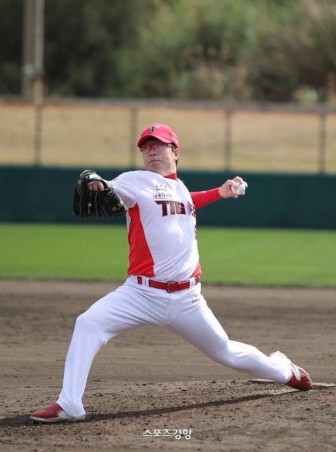 KIA 양현종이 25일 한화와 연습경기에서 투구하고 있다. KIA 타이거즈 제공
