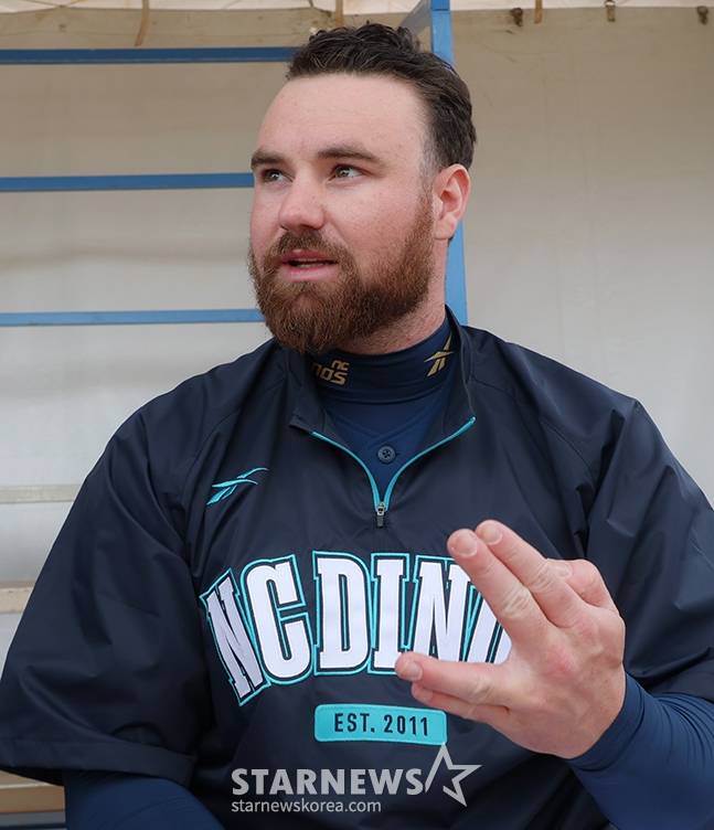 NC 다이노스 선수단이 16일(한국시간) 미국 애리조나주 투손 에넥스 필드에서 스프링캠프를 진행했다.  로건이 훈련을 마친 후 스타뉴스 인터뷰에 응하고 있다. /사진=김진경 대기자