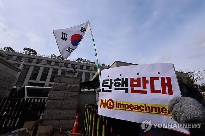 헌법재판소 앞 윤 대통령 탄핵반대 시위자 (서울=연합뉴스) 서대연 기자 = 윤석열 대통령 탄핵심판 마지막 변론이 열리는 지난 25일 서울 종로구 헌법재판소 인근에서 한 시민이 윤 대통령 탄핵반대 시위를 하는 모습 [연합뉴스 자료사진]