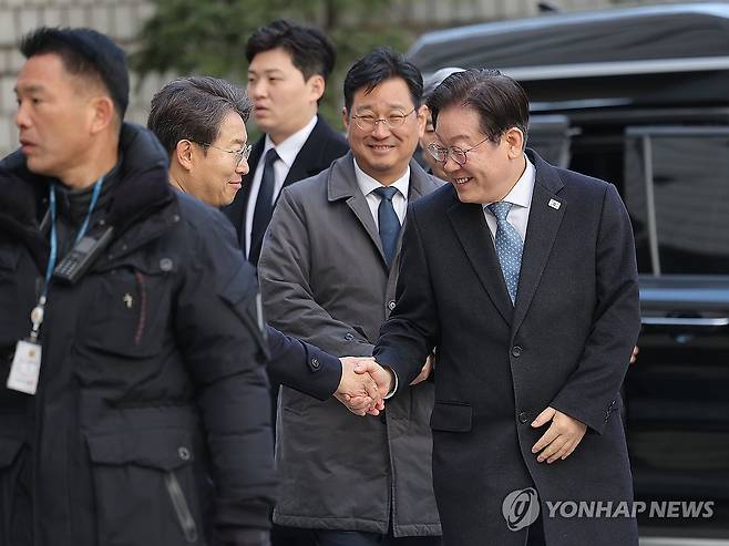 서울고법 들어서는 민주당 이재명 대표 (서울=연합뉴스) 류영석 기자 = 더불어민주당 이재명 대표가 26일 서울고등법원에서 열린 공직선거법 위반 혐의 사건 2심 결심 공판에 출석하고 있다. 2025.2.26 ondol@yna.co.kr