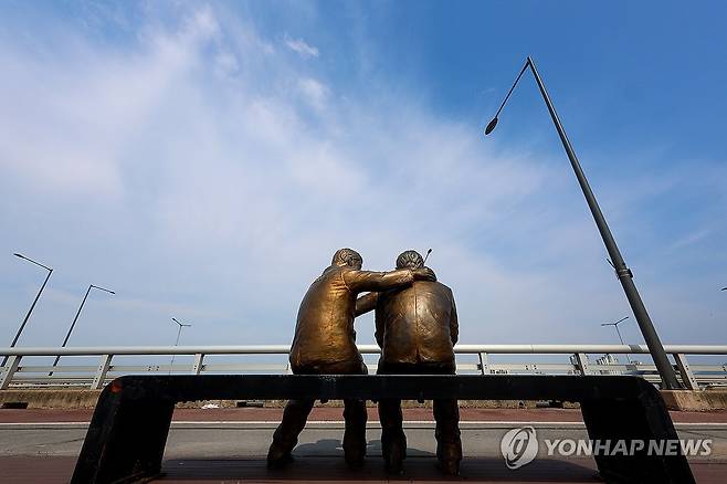 서울 마포대교에 설치된 '한 번만 더' 동상 모습 [연합뉴스 자료사진]