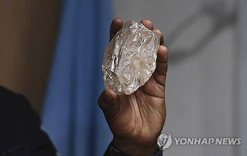 2024년 8월 보츠와나에서 발굴된 2492캐럿 다이아몬드 원석 [AP 연합뉴스 자료사진. 재판매 및 DB 금지]