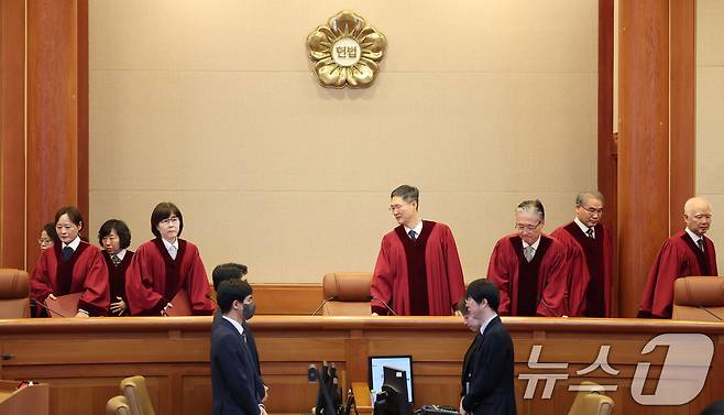 문형배 헌법재판소장 권한대행을 비롯한 헌법재판관들이 27일 오전 서울 종로구 헌법재판소에서 열린 우원식 국회의장이 최상목 대통령 권한대행 부총리 겸 기획재정부 장관을 상대로 낸 마은혁 후보자의 임명 보류 관련 권한쟁의심판 등 사건에 참석하고 있다. 2025.2.27/뉴스1 ⓒ News1 김성진 기자